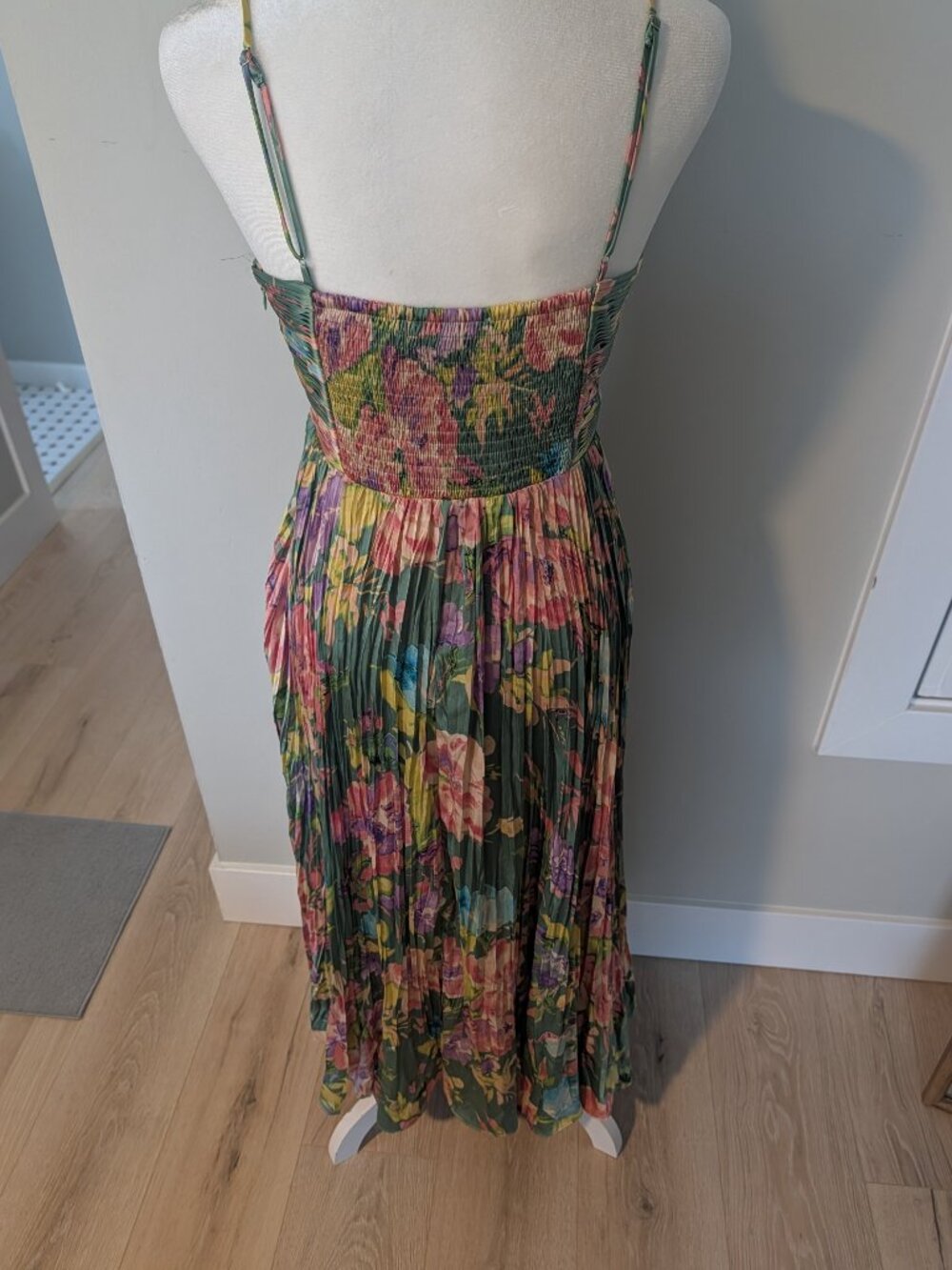 NWOT ASTR The Label Maeve Pleated Midi Dress XS - Picture 3 of 8